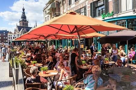 Met-de-groep-op-een-terras-in-Nijmegen-min.jpg