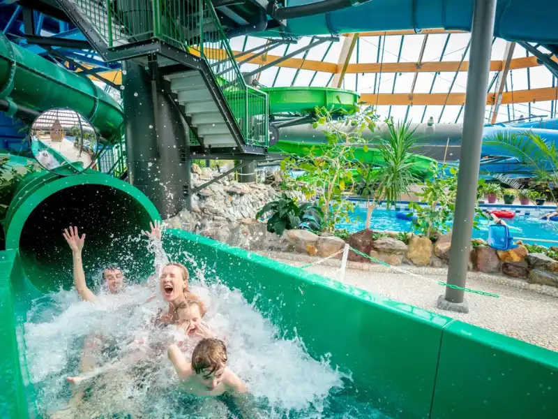 Glijbaan in zwemparadijs van Landal Subtropisch zwemparadijs op een vakantiepark van Landal