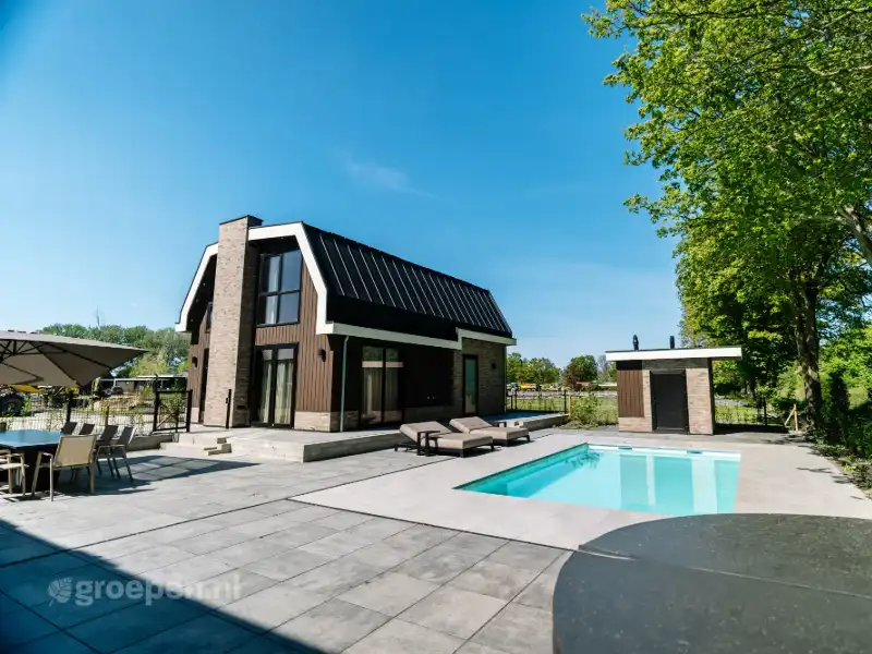 Moderne villa met zwembad voor 10 personen