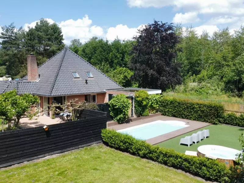 Natuurhuisje met eigen zwembad Prachtig natuurhuisje met eigen zwembad voor 12 personen