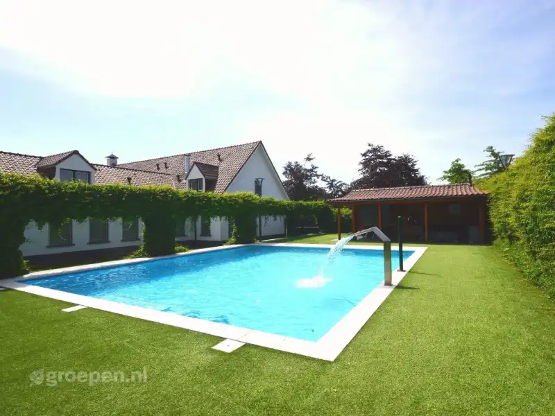 Luxe groepsaccommodatie voor 30 personen Luxe landhuis met zwembad en sauna voor 30 personen in Limburg
