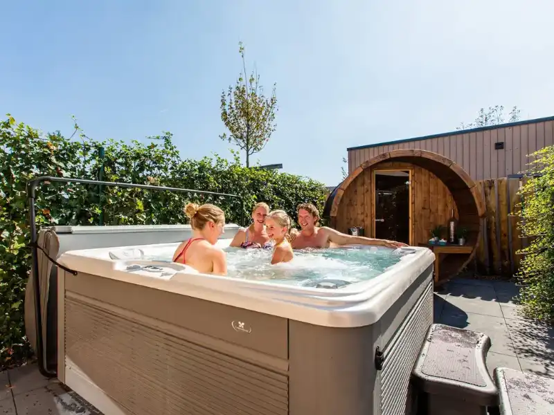 Genieten van jacuzzi én sauna bij het familiehuis