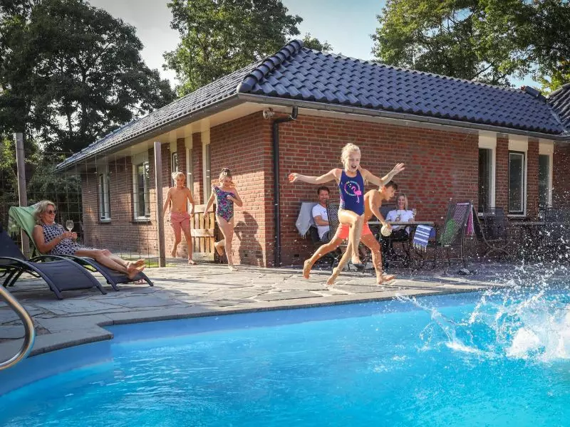 Plezier bij het zwembad voor jong & oud Zwemplezier voor jong & oud bij de eigen accommodatie