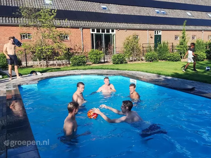Groepsaccommodatie in Drenthe met eigen zwembad